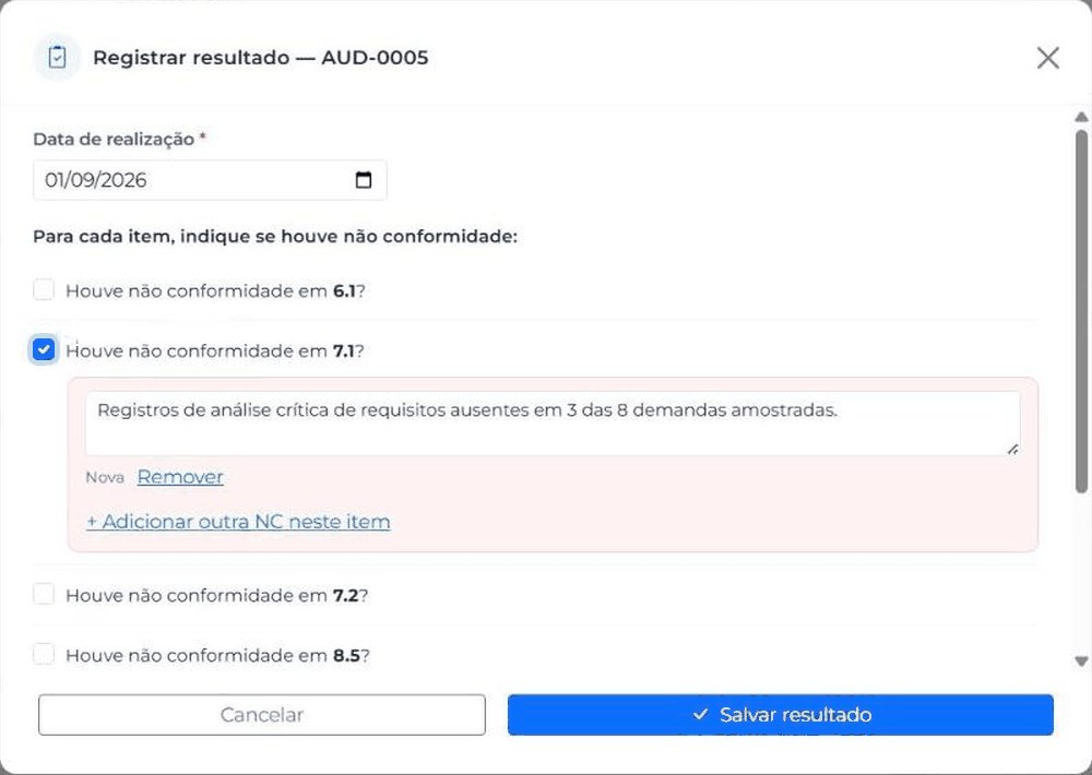 Janela de registro do resultado de uma auditoria: para cada item da norma, a pergunta se houve não conformidade; o item 7.1 está marcado, com a descrição do que foi encontrado e a opção de adicionar outra não conformidade no mesmo item.