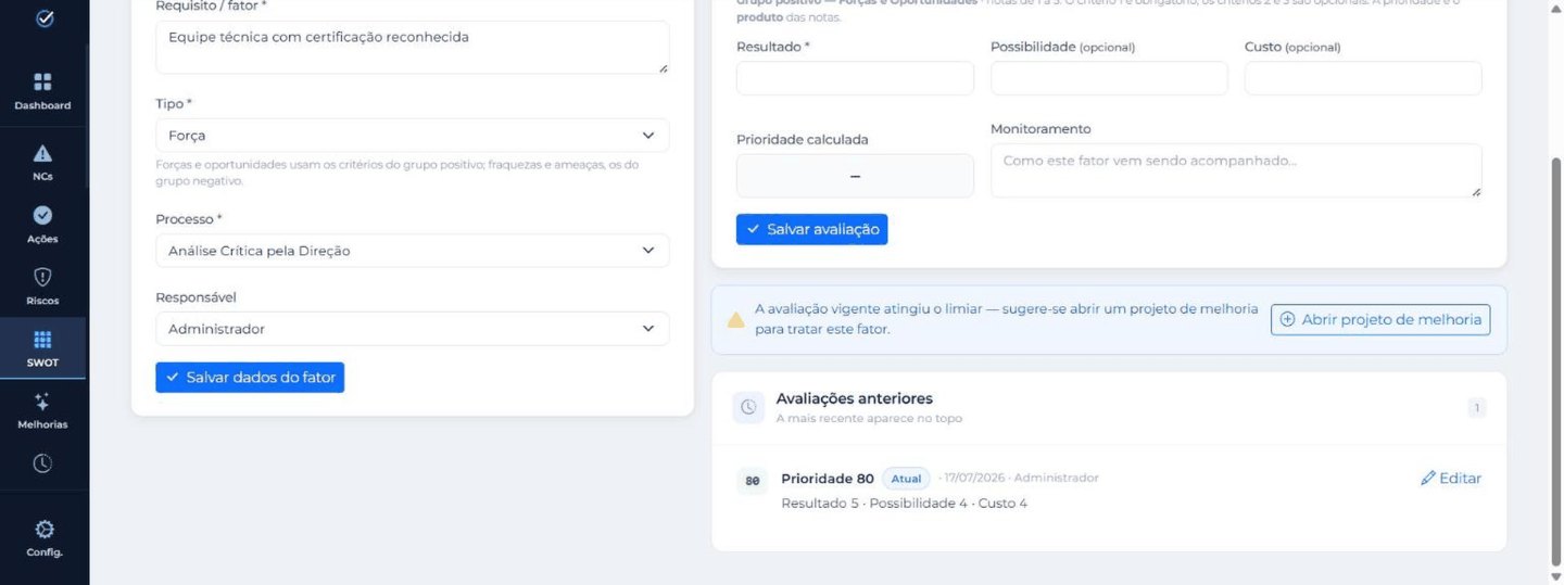 Avaliação de um fator da Matriz SWOT com prioridade 80, calculada a partir das notas de resultado, possibilidade e custo, e o aviso de que a avaliação atingiu o limiar, com o botão Abrir projeto de melhoria.